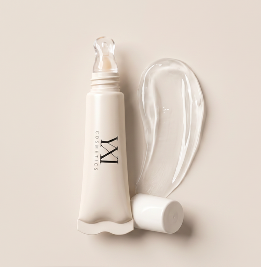 Cosmetic bottle with pump and倒在浅色背景上的盖子